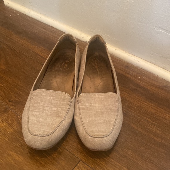 Neutral kitten heal loafer - Picture 2 of 4